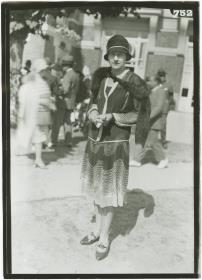 Frau in Kleid auf dem Rennplatz in Deauville