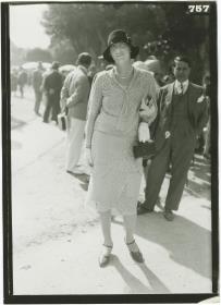 Frau in Kleid auf dem Rennplatz in Deauville