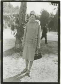Frau in Kleid auf dem Rennplatz in Deauville