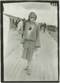 Frau in Kleid auf dem Rennplatz in Deauville