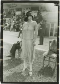 Frau in Kleid auf dem Rennplatz in Deauville