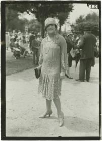 Frau in Kleid auf dem Rennplatz in Deauville