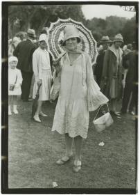 Frau in Kleid auf dem Rennplatz in Deauville