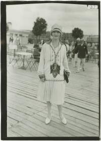 Frau in Kleid auf dem Rennplatz in Deauville