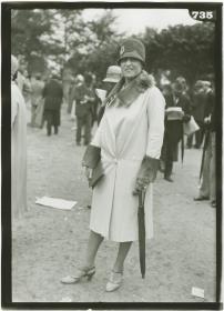 Frau in Mantel auf dem Rennplatz in Deauville
