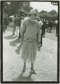 Frau in Kleid auf dem Rennplatz in Deauville