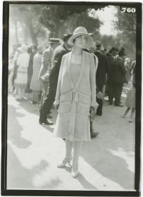 Frau in Kleid auf dem Rennplatz in Deauville