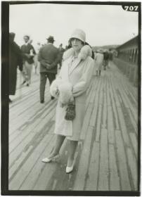 Frau in Mantel auf dem Rennplatz in Deauville