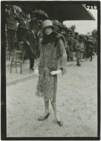 Frau in Kleid auf dem Rennplatz in Deauville