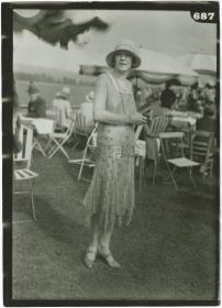 Frau in Kleid auf dem Rennplatz in Deauville
