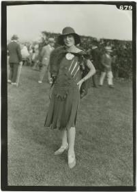 Frau in Kleid auf dem Rennplatz in Deauville