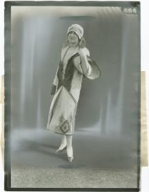 Frau in Mantel auf dem Rennplatz in Deauville
