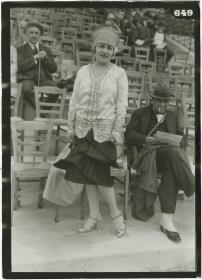 Frau in Ensemble auf dem Rennplatz in Deauville