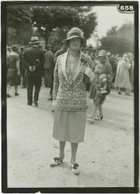 Frau in Kostüm auf dem Rennplatz in Deauville