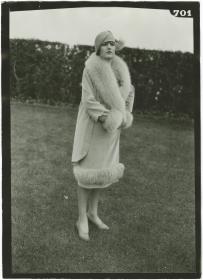 Frau in Mantel auf dem Rennplatz in Deauville