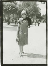Frau in Kleid auf dem Rennplatz in Deauville