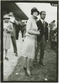 Frau in Kleid und Mann in Anzug auf dem Rennplatz in Deauville