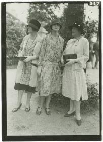 Frauen in Kleidern auf dem Rennplatz in Auteuil