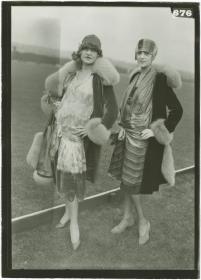 Frauen in Kleidern und Mänteln auf dem Rennplatz in Deauville