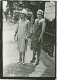 Frauen in Kleidern auf dem Rennplatz in Deauville