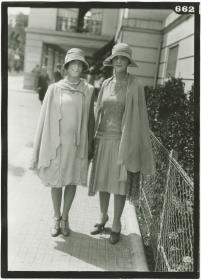 Frauen in Ensemblen auf dem Rennplatz in Deauville