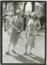 Frau in Kleid und Frau in Kostüm auf dem Rennplatz in Deauville