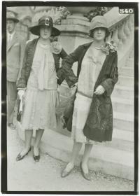 Frauen in Kleidern und Mänteln auf dem Rennplatz in Auteuil