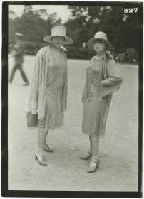 Frauen in Ensemblen auf dem Rennplatz in Auteuil