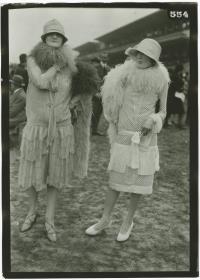 Frauen in Kleidern auf dem Rennplatz in Auteuil