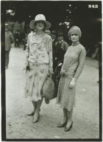 Frauen in Kleidern auf dem Rennplatz in Auteuil