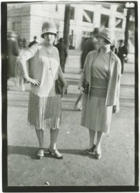 Frauen in Kleidern auf dem Rennplatz in Auteuil
