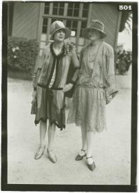 Frauen in Kleidern auf dem Rennplatz in Auteuil