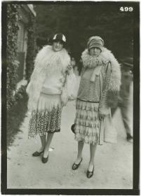 Frauen in Kleidern auf dem Rennplatz in Auteuil