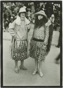 Frau in Kleid und Mantel und Frau in Kleid auf dem Rennplatz in Auteuil