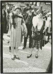 Frauen in Kleidern auf dem Rennplatz in Longchamp