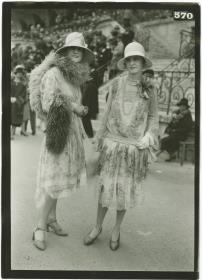 Frauen in Kleidern auf dem Rennplatz in Longchamp