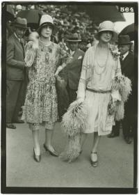 Frau in Kleid und Frau in Ensemble auf dem Rennplatz in Longchamp