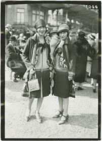 Frauen in Ensemblen auf dem Rennplatz in Longchamp