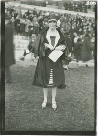 Frau in Ensemble auf dem Rennplatz in Auteuil