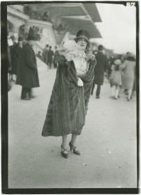 Frau in Mantel auf dem Rennplatz in Auteuil