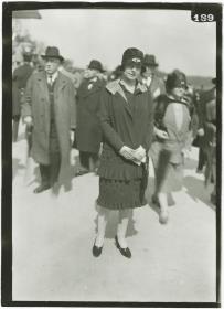 Frau in Kostüm auf dem Rennplatz in Auteuil