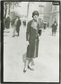 Frau in Kleid auf dem Rennplatz in Auteuil