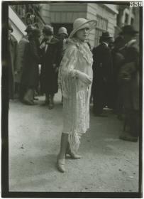 Frau in Kleid auf dem Rennplatz in Auteuil