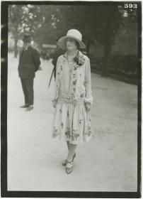Frau in Ensemble auf dem Rennplatz in Auteuil