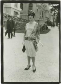 Frau in Ensemble auf dem Rennplatz in Auteuil