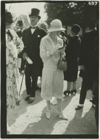 Frau in Kleid auf dem Rennplatz in Auteuil