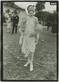 Frau in Kleid auf dem Rennplatz in Auteuil
