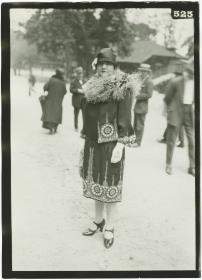 Frau in Kostüm auf dem Rennplatz in Auteuil