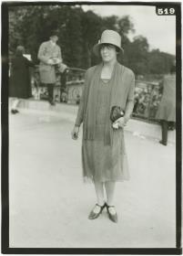 Frau in Ensemble auf dem Rennplatz in Auteuil