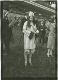 Frau in Mantel auf dem Rennplatz in Auteuil
